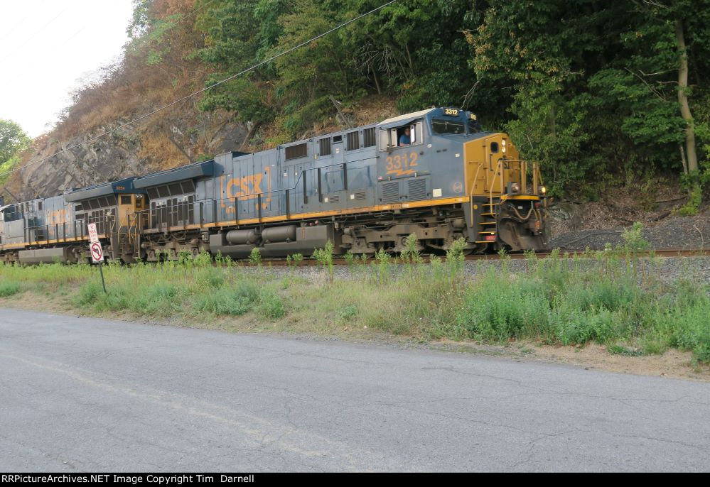 CSX 3312 leads M404